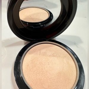 Like new —MAC Mineralized skinfinish Natural in Light Plus